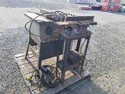 1 Banc de scie + Planneur + Petite pompe a eau a essence