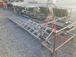 1 échelle 26' en aluminium + échelle escabeau + 2 chariots + 1 ventilateur sur pied