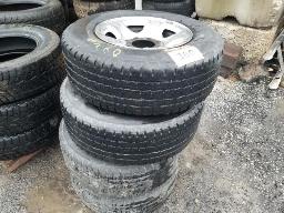 FIRESTONE WINTERFORCE - 4 Pneus d'hiver LT265/70R17 avec jantes 8 trous