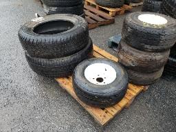 3 pneus 18.5x8.50-8 + 1 pneu 20.5x8.0-10 + 1 pneu GOODYEAR WRANGLER P235/65R17 + 1 pneu FIRESTONE WINTERFORCE 265/70R17