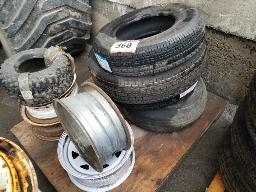 Lot de pneus et jantes variés
