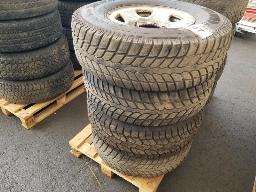 2 pneus d'hiver MAXMILER + 2 pneus variés 16