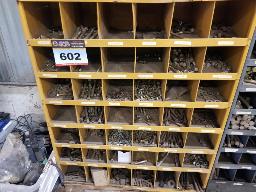 Casier 42 compartiments, contenus inclus (apportez vos boites pour vider)