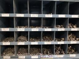 1 casier 24 compartiments + 42 compartiments, contenus inclus (Apportez vos boites pour vider)