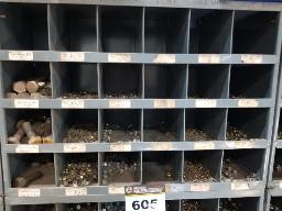 1 casier 24 compartiments + 42 compartiments, contenus inclus (Apportez vos boites pour vider)