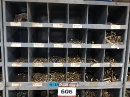 1 casier 24 compartiments + 42 compartiments, contenus inclus (Apportez vos boites pour vider)