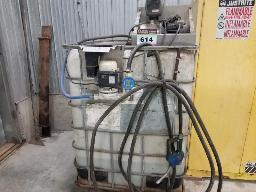 Réservoir avec pompe, contenant environ 300L d'urée