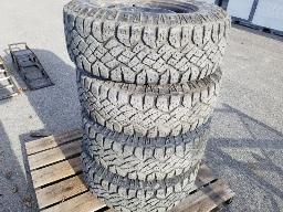 WRANGLER GOOD YEAR - 4 pneus cloutés LT 265/70R17 avec jantes Dodge Ram 8 troues