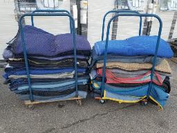Environ 48 couvertures de déménagement avec 2 chariots sur roues