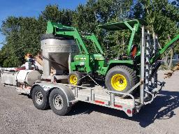 1989 JOHN DEERE 855, tracteur, et 2006 MAXIROULE CH832, bétonnière sur remorque 20',
