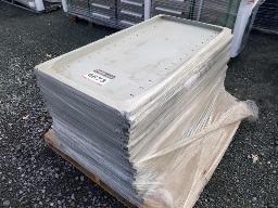 Environ 17 tablettes en métal 24''x48''