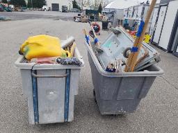 2 bacs roulants + lot de pelles + Lot barre a clous + boyau d'arrosage et +