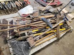 Lot de pelles, râteaux et +