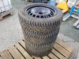 4 pneus d'hiver P205/55R16 cloutés, 2 modèles avec jantes 5x105