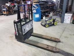 RAYMOND 8210, transpalette électrique 24 Volts, NIV: 8211941084 capacité 4500 lbs, 735 hres