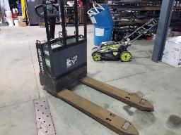 RAYMOND 8210, transpalette électrique 24 Volts, NIV: 8212045970 capacité 4500 lbs, 704 hres