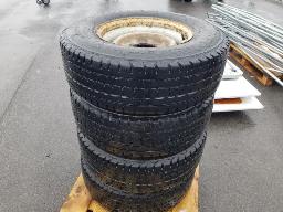 4 Pneus FIRESTONE WINTERFORCE LT245/75R16 avec jantes 8 troues
