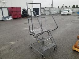 Escabeau 3 marches sur roulettes