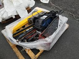 Lot varié: rampe, treuil 12 volts 3500 lbs, trépied pour roulotte, hitch 2''5/8, barre de torsion et plus