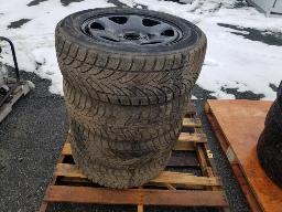 4 pneus d'hiver P215/60R16 avec jantes 5x114.3  (2 modèles)