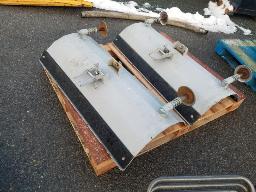 2 grattes à neige 39''