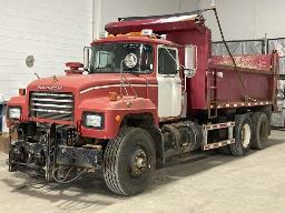 2003, MACK 600, CAMION À 10 ROUES    BENNE