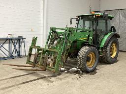 2004, JOHN DEERE 5420, TRACTEUR 65HP PTO  4 X 4  FOURCHES