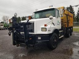 2000 VOLVO WCN Camion a benne