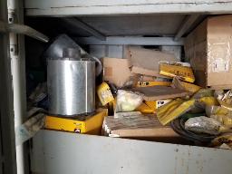 Lot de pi&egrave;ces CATERPILLAR-KOMATSU- Lot filtres vari&eacute;s