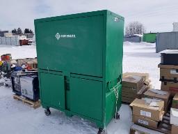 Coffre sur roues et table de travail 70''x60''x30''