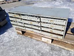 Coffre en m&eacute;tal avec son contenu