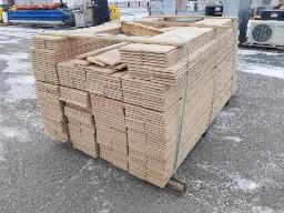 Environ 1200 pieds carr&eacute;s de bois d'ingeneire -ch&ecirc;ne 5''1/2