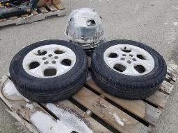 2 Pneus CHAMIRO 195/65R15 jante TOYOTA et 4 enjoliveurs de camion DODGE