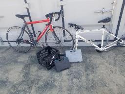 1 v&eacute;lo Kona frame boss&eacute;, 1 cadre de v&eacute;lo Louis Garneau, 3 kits de p&eacute;dales, 2 kits de r&eacute;paration professionnels, pompe &agrave; gonfler les pneus, 1 trip &agrave; pneu