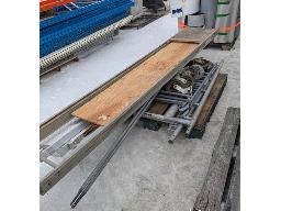 Lot avec pattes, roues, madriers et &eacute;chafaudage