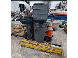 11 poubelles + 3x niveaux Stabila extensible + 4 niveaux r&eacute;guliers + 1 diable et 8 c&ocirc;nes