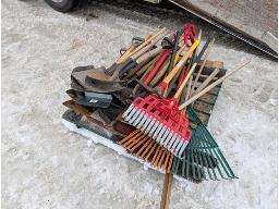 Lot de pelles, pelles a bardeaux, pioches, r&acirc;teaux et balais