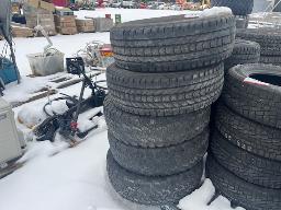 2 pneus FIRESTONE LT265/70R17 + 3 pneus BF GOODRICH LT255/75R17