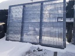 Portail 20' quadrill&eacute;