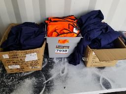 Lot de salopettes de travail et lot de dossard