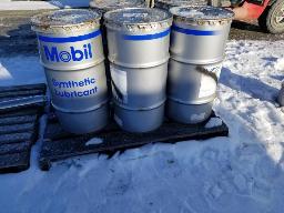 3 barils MOBILITH SHC 460  de 50kg de graisse synth&eacute;tique, poids 110lbs