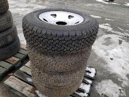 BF GOODRICH Rugged trail 4 pneus d'&eacute;t&eacute; LT245/75/R17 avec roues Ford 8 bolts