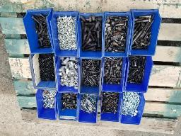 Lot de bolts avec bac de rangement