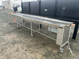 &Eacute;vier en stainless avec convoyeur et prise &eacute;lectrique sur roues, environ 16"