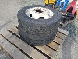 2 pneus MICHELIN 245/70R19.5 avec jantes FORD/INTER