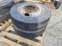 2 pneus TRIANGLE 275/70R22.5 avec jantes 10 troues