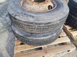2 pneus MICHELIN 275/80R22.5 avec jantes 10 troues