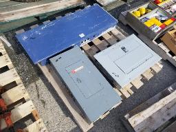 3 panneaux &eacute;lectriques avec disjoncteurs 2x200amp et 1x125amp