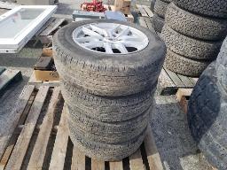 4 pneus 195/65R15 avec jantes 5x114.3