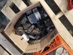 Lot d'environ 72 disjoncteurs mod&egrave;le et marque vari&eacute;s